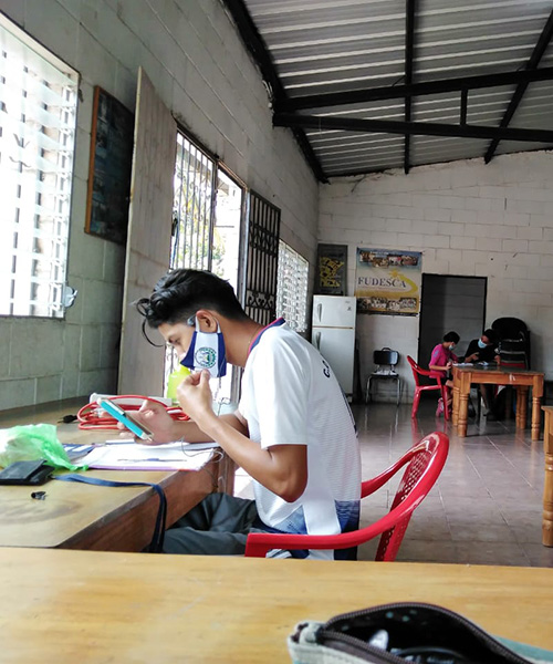 Salvadoran youth face educational challenges during pandemic