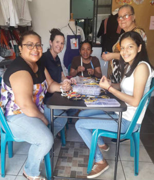 Una familia misionera empodera familias en El Salvador