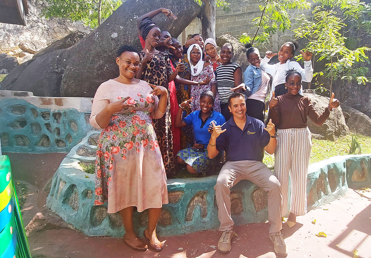 Kyle Johnson and small business class in Mwanza