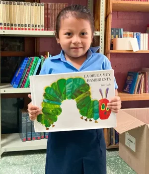 Kids get books—and make memories with mom—in El Cedro
