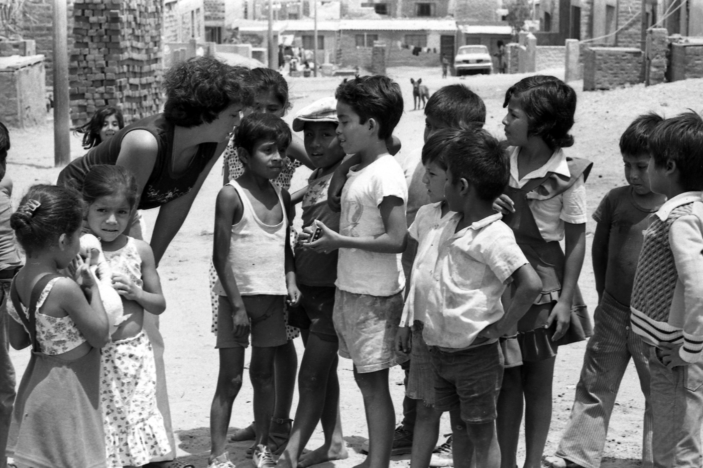 Lyn and children in Ciudad de Dios